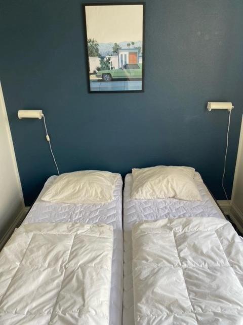 Danhostel Odense City Ngoại thất bức ảnh A bed with two pillows