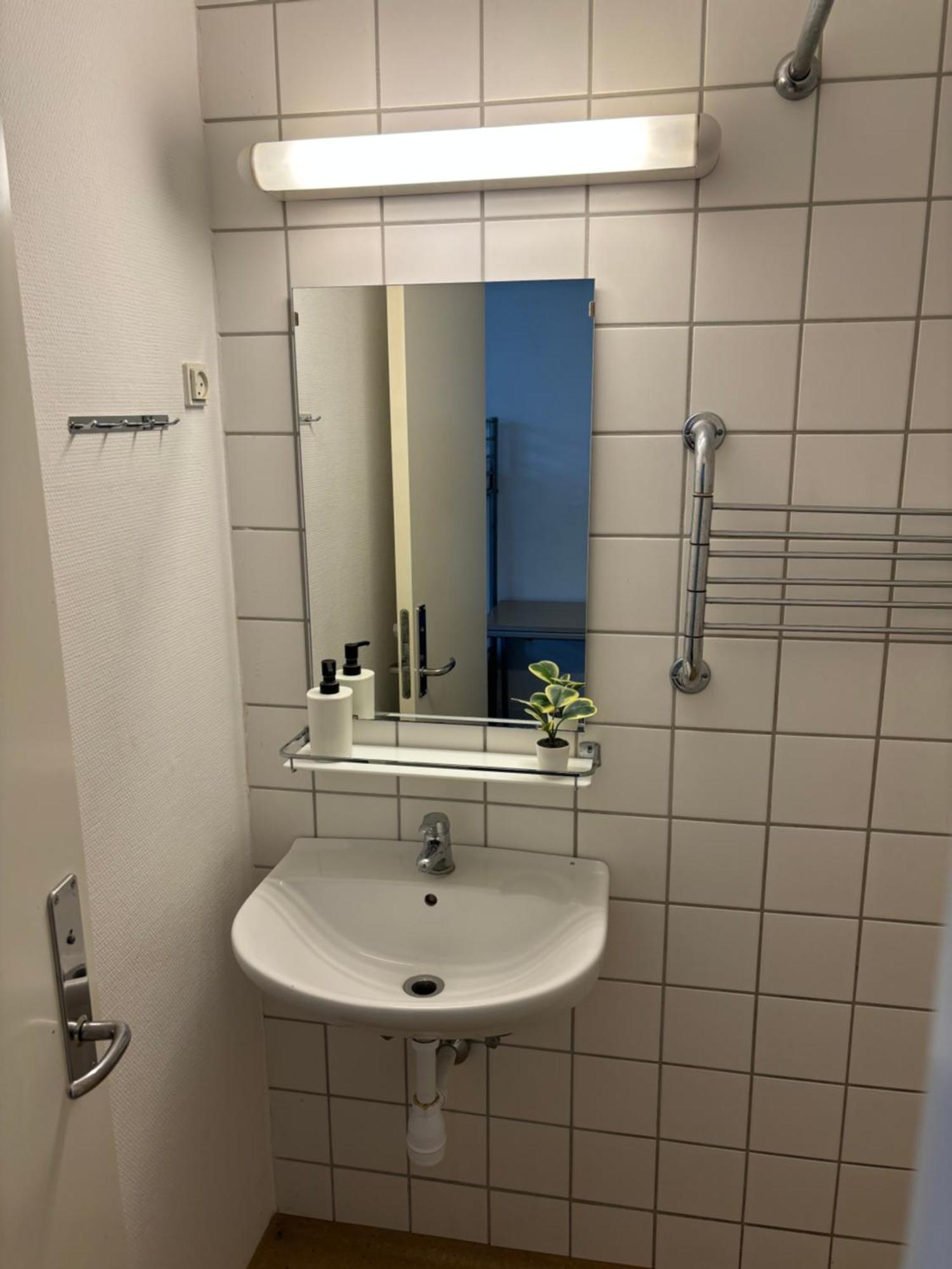 Danhostel Odense City Ngoại thất bức ảnh Bathroom in a student apartment