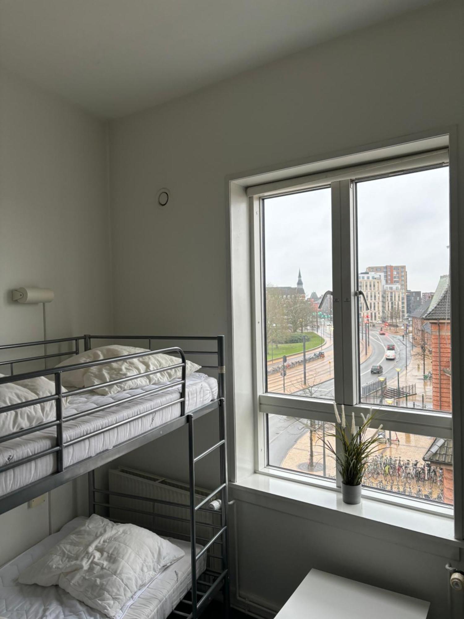 Danhostel Odense City Ngoại thất bức ảnh A room at the hostel