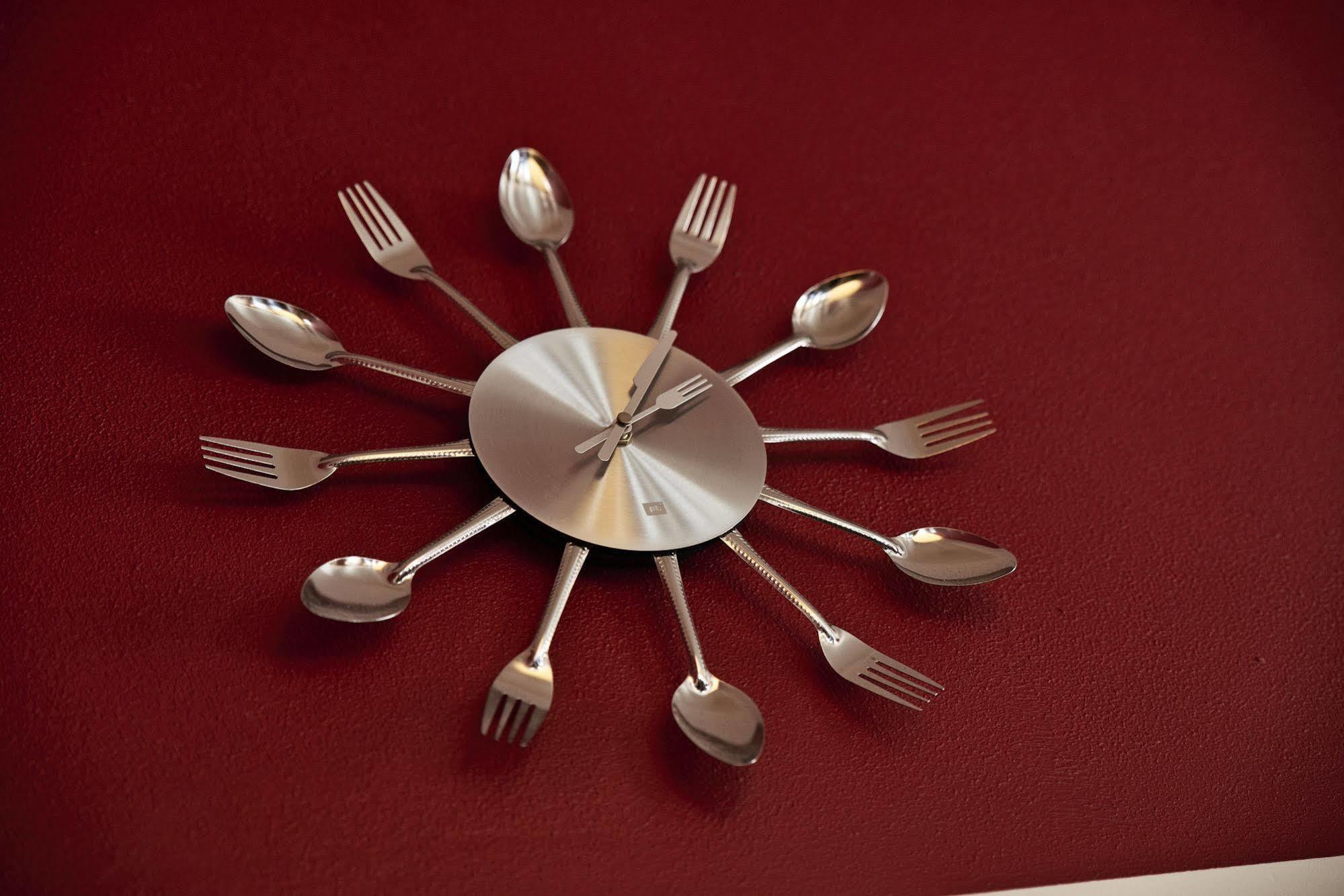 Danhostel Odense City Ngoại thất bức ảnh Clock made of cutlery