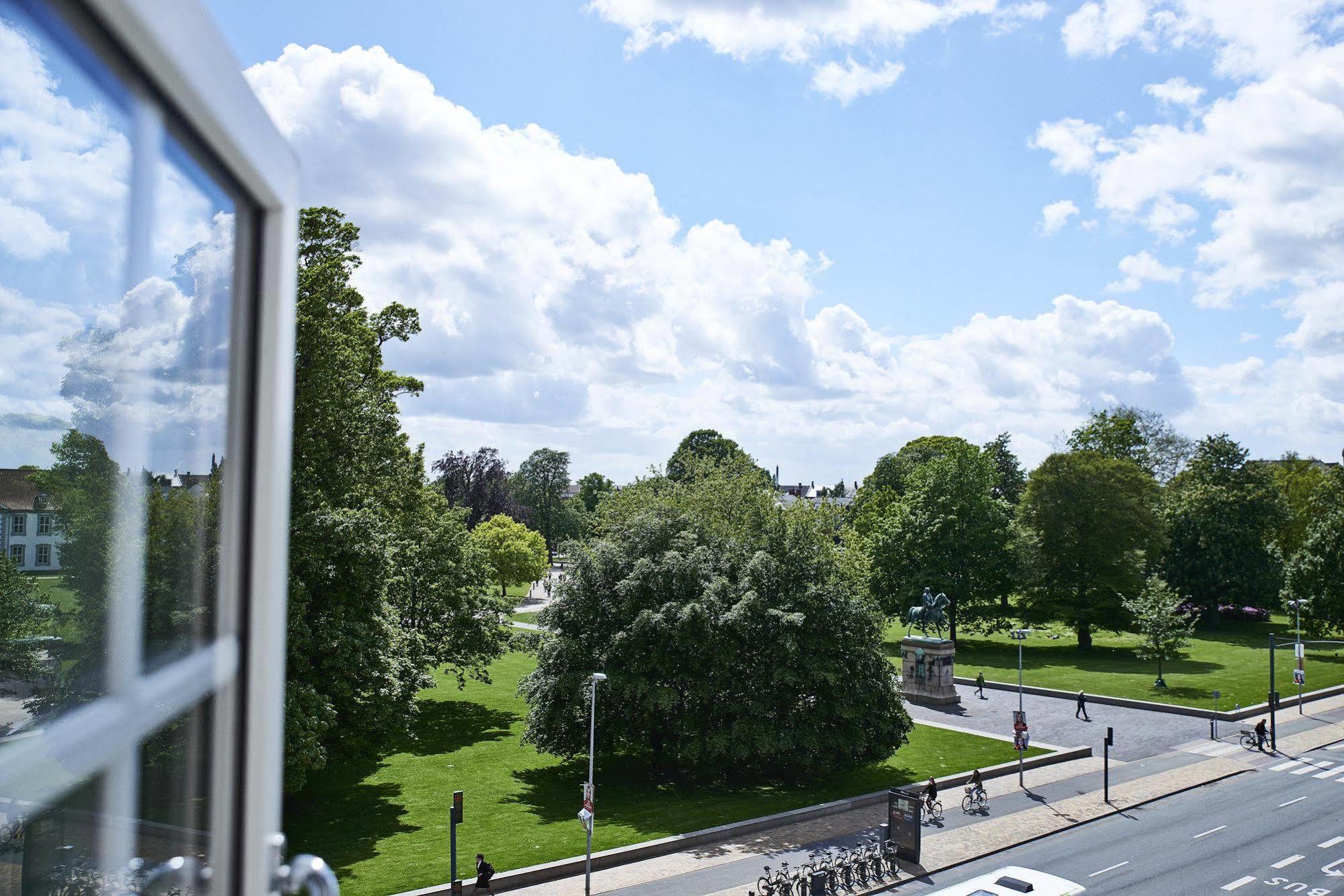Danhostel Odense City Ngoại thất bức ảnh View of the park from the hotel